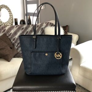 ❤️Micheal Kors Navy handbag❤️